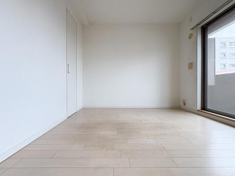 ゆとりある広さの居室は、家具の配置がしやすく使い勝手の良い空間です。採光も良好で、生活スタイルに合わせて自由にレイアウトできます。