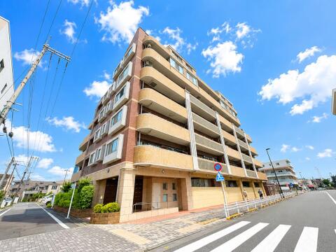 採光に恵まれた住まいです。日当たりの良い環境が、明るく居心地の良い室内空間をつくり出します。毎日の暮らしを明るく豊かにサポートしています。