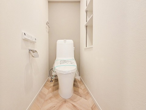 清潔感のあるトイレは、シンプルでモダンなデザインが魅力です。広めのスペースでゆったりと使えるため、毎日の生活がより快適に。綺麗だからこその心地よさを感じられる空間です。