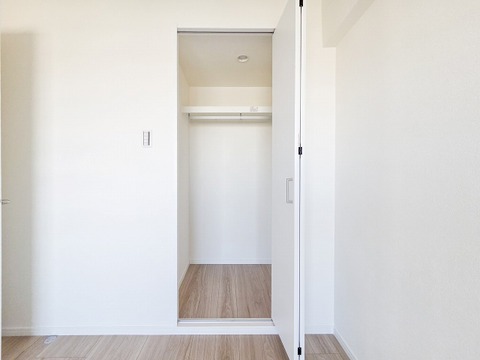 収納力のある居室は、衣類や荷物がすっきりと収まり、広々とした空間が確保されます。整理整頓が楽にできるため、日常の生活が快適で充実したものに変わります。