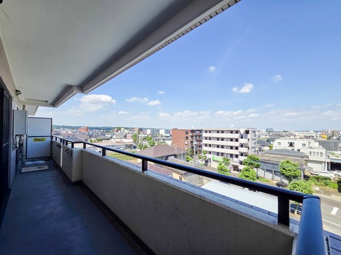 広々なバルコニーは、日当たりが良く、洗濯物がすっきりと乾きやすいのが魅力です。風通しも良いため、毎日のお洗濯が快適に進み、家事の負担が軽減されます。自然の風を感じながら、清々しいひとときを過ごせます。