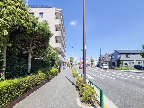 ワンフロアで完結する生活動線が魅力のマンション。階段の上り下りがないフラットな設計で、日々の家事や移動がスムーズです。管理体制がしっかりしているため、共用部分も美しく保たれており、快適に暮らせます。