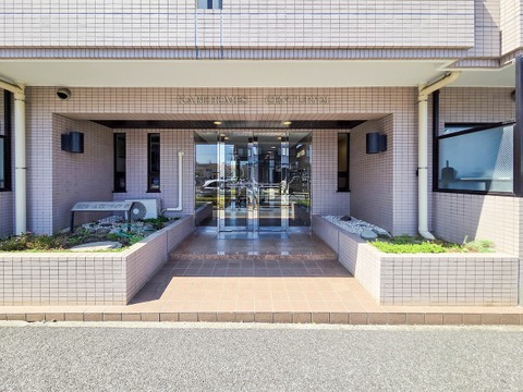 エントランスのゆとりある空間は、住む人を心地よく迎え入れます。美しいデザインと管理が行き届いた清潔感が魅力で、生活の質を高めてくれる特別な空間です。