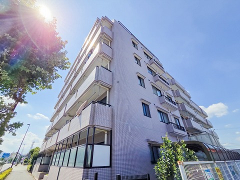 存在感のある外観が特徴のマンション。落ち着いたデザインとしっかりとした構造が安心感をもたらし、住まいとしての信頼性が感じられる美しい造りです。