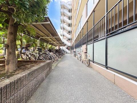 敷地内にはゆとりある平置きの駐輪場を完備。屋根付きなので大切な自転車を雨から守ります。通路も広く、毎日の通勤・通学や小さなお子様を乗せての移動もスムーズ。アクティブな暮らしをサポート。
