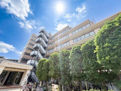 周辺は閑静な住宅街で、落ち着いた暮らしを実現。エントランス前には緑が多く、四季折々の表情を楽しめます。スーパーやコンビニも徒歩圏内で、日々の買い物にも困りません。利便性と心地よさを両立。