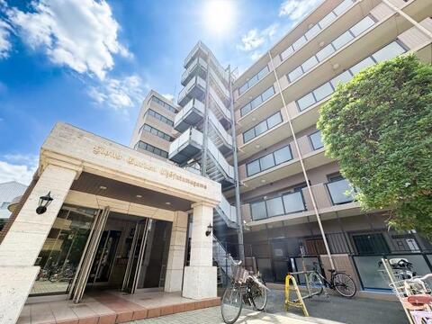 重厚感のある石貼りのエントランスアプローチが、住まう人のステータスを満たします。洗練されたデザインの外観と、充実した設備が魅力。落ち着いた住環境で、ワンランク上の暮らしを叶えませんか。
