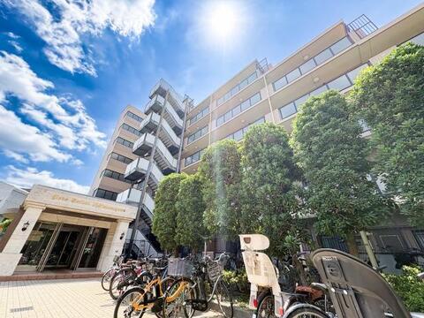 堂々とした佇まいが魅力の大型レジデンス。視界を遮るもののない開放的なロケーションで、毎日の暮らしに爽快感をプラスします。陽当りにも恵まれた、明るく開放感に満ちた住空間をぜひ現地でご体感ください。