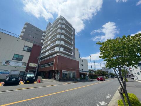 青空が広がる開放的な街並みは、お子様とのびのびと過ごす家族の日常を明るく彩ります。
