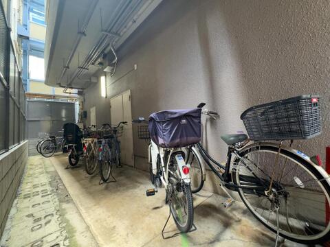 雨風から大切な自転車を守る、屋根付きの共用駐輪スペース。お子様の送り迎えや家族でのサイクリングも快適に楽しめます。