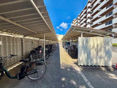 駐輪スペースを備えたマンション。日常の移動手段として自転車をいつでも活用しやすい便利な環境です。2台所有など駐輪に関するご要望があれば管理会社へ確認をさせていただきます。