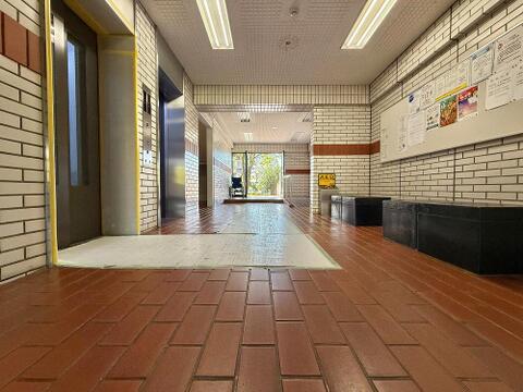 清潔感ある共用エントランスが来訪者を温かく迎えます。管理が行き届いた住環境を反映した、住む人に毎日安心感と誇らしさをもたらす印象的なエントランスです。