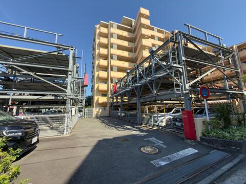 機械式駐車場を備えた、管理体制良好なマンション。