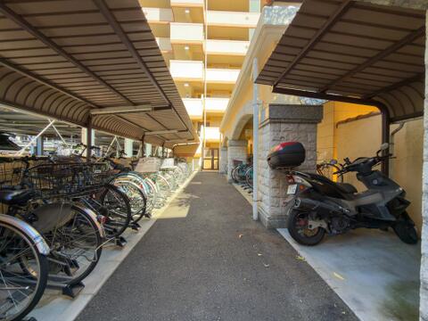 屋根付き駐輪場・バイク置場を完備しています。