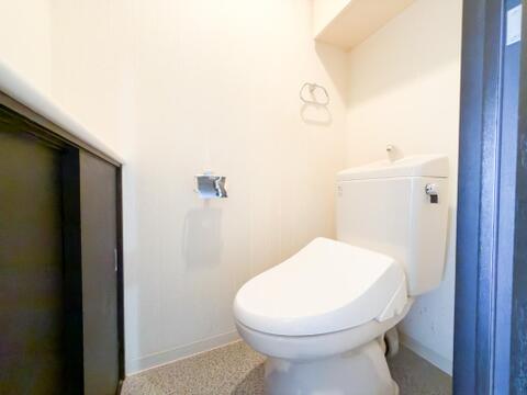 温水洗浄便座付きの快適なトイレです。