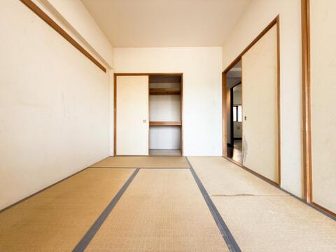 客間やお子様の遊び場としても便利な和室。