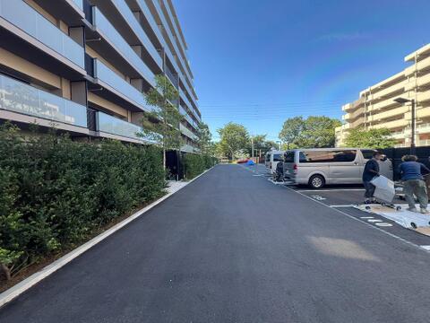 敷地内に駐車場があるため、車の移動がスムーズに行え、日常の外出が便利です。マンションの管理体制が整っており、防犯面でも安心して利用できる駐車場です。
