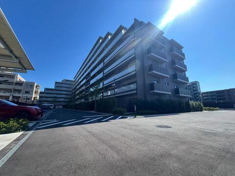 存在感のある外観が特徴のマンション。落ち着いたデザインとしっかりとした構造が安心感をもたらし、住まいとしての信頼性が感じられる美しい造りです。