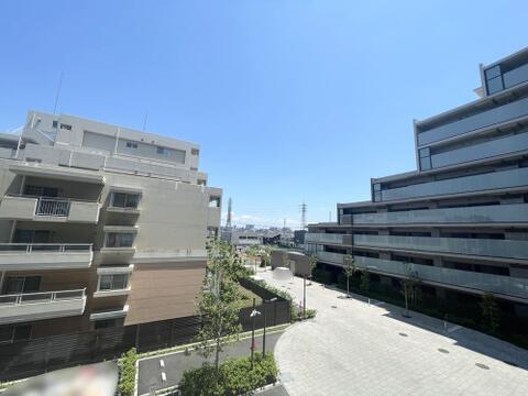 閑静な住宅街に位置するからこその落ち着いた眺望。窓の外に広がる穏やかな街並みが、日々の暮らしに静かな安らぎをもたらします。