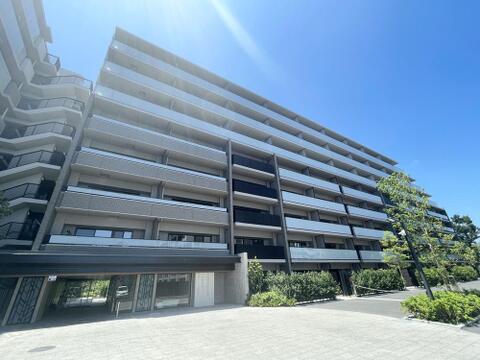 規模の大きなマンションは、共用施設や緑地スペースが豊富で、毎日の生活にゆとりをもたらしてくれます。多くの住民との交流があることで、地域に根差した安心感とにぎやかな暮らしが楽しめます。