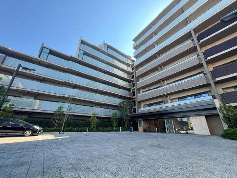 ワンフロアで完結する生活動線が魅力のマンション。階段の上り下りがないフラットな設計で、日々の家事や移動がスムーズです。管理体制がしっかりしているため、共用部分も美しく保たれており、快適に暮らせます。