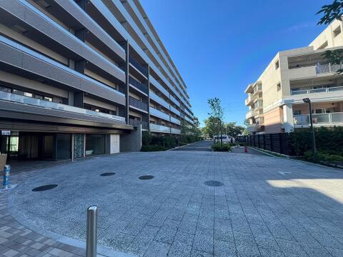 ワンフロアのフラットな生活が実現するマンション。家事動線がコンパクトで、暮らしやすさが魅力です。管理体制が行き届いているため、共用部分の清掃がしっかりと行われており、快適に過ごせる住まいです。