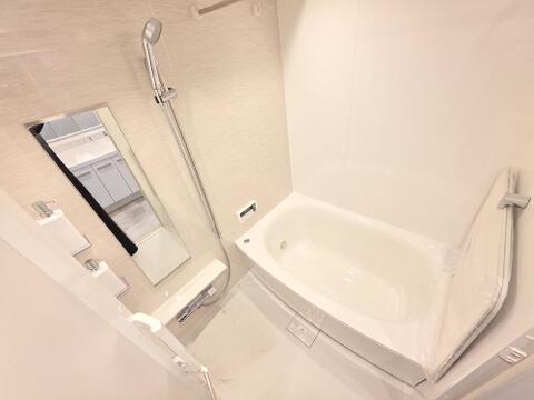 家族みんなが快適に使えるゆとりあるバスルーム。保温性の高い浴槽と使いやすい充実した設備が、毎日の入浴をより一層心地よいひとときにしてくれる嬉しい設備です。