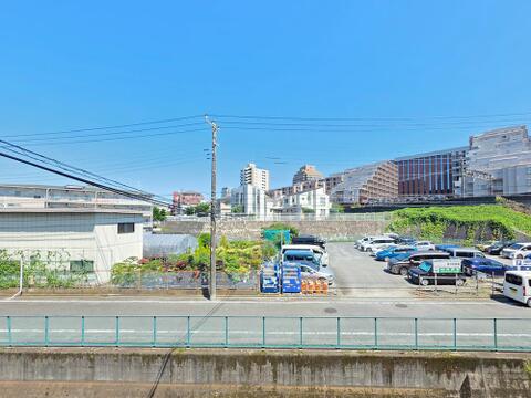 緑豊かな閑静な住宅街を一望できる恵まれた眺望。静かで穏やかな環境が窓の向こうに広がり、日常の疲れを忘れさせてくれる落ち着いた景色が魅力です。