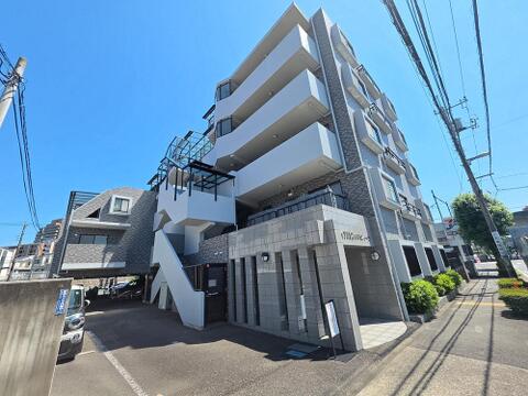 柔らかなトーンの外壁色が周辺環境に馴染む優しい色合いの外観デザイン。温かみのある落ち着いた佇まいが街並みに自然と溶け込み、帰るたびに心が和む住まいです。