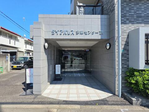 清潔感ある共用エントランスが来訪者を温かく迎えます。管理が行き届いた住環境を反映した、住む人に毎日安心感と誇らしさをもたらす印象的なエントランスです。
