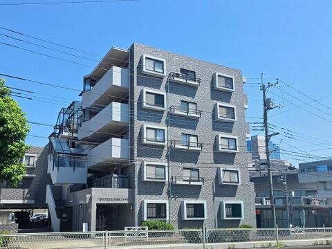 長い年月を経た重厚な風格ある佇まいのマンション。歴史を重ねてきた建物ならではの落ち着いた雰囲気が、住まいに独自の安心感と深みある趣をもたらします。