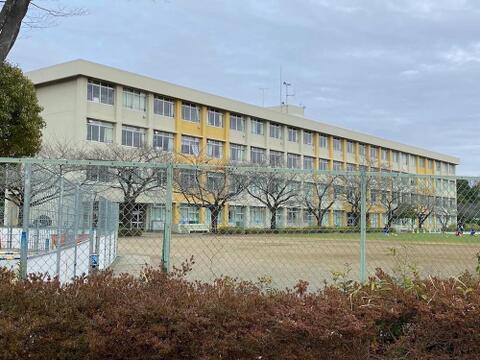 多摩市立鶴牧中学校まで約1300m