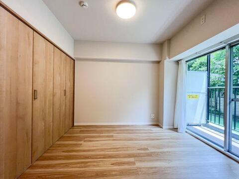 「洋室」専用庭に面した明るい南向きの洋室。大容量のクローゼット完備で主寝室にもおすすめです。