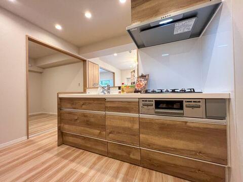 「キッチン」お部屋に馴染む美しい木目調の新規交換システムキッチン。お料理が楽しくなるデザイン。