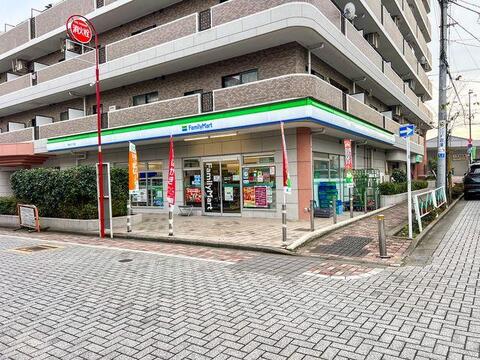 ファミリーマート是政五丁目店まで約185m