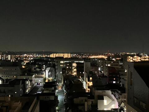 シャープなラインとガラス面が際立つ、洗練された都市型デザインが魅力の外観です。