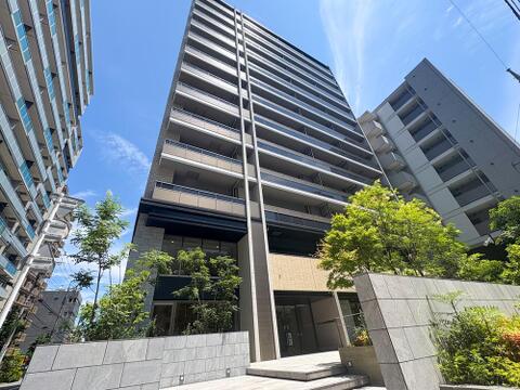 シンプルかつモダンなフォルムで、周囲の景観と調和しながらも個性を放つ佇まいです。