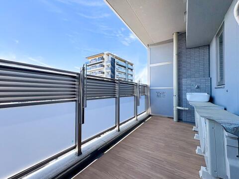 空と街をつなぐような眺めが広がる高層階。晴れた日には遠くの山並みまで見渡せます。