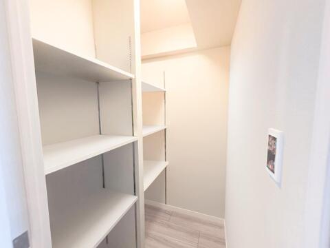 奥行きのあるクローゼットを採用。衣装ケースや、掃除機といった電化製品まで多くの物を収納できるようなつくりになっております。※現況の物件写真に、CG(家具けし等) による画像処理がされています。