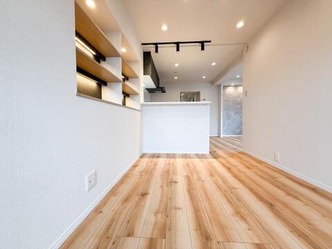 光が注がれる青い空から鮮やかに赤色にゆっくりと染まる。