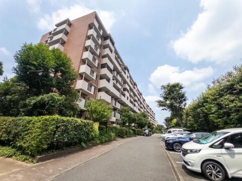 採光に恵まれた住まいです。日当たりの良い環境が、明るく居心地の良い室内空間をつくり出します。毎日の暮らしを明るく豊かにサポートしています。