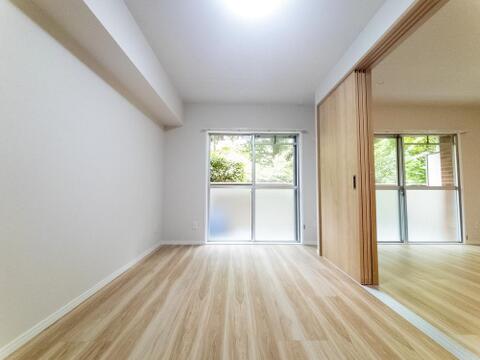 使いやすい形状の居室部分。採光部分から明るい日差しを取り込むことができ、広がりのある空間になっております。
