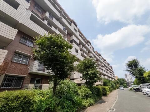 落ち着いた住宅環境に位置するマンション。周辺の街並みに馴染む外観が印象的で、穏やかで良質な住環境が日常生活にゆとりある深い安らぎをいつももたらします。