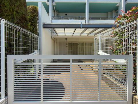 専用駐車場からテラスへ直結。戸建感覚の便利な動線が魅力です