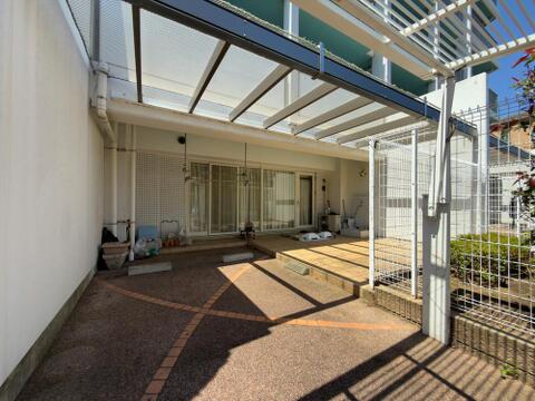 テラスと専用駐車場が隣接した住戸ならではの魅力。戸建感覚の使い勝手が広がります。