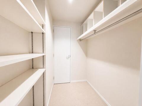棚とハンガーパイプを備えた収納空間。ウォークスルーになっていて、反対側からも出られます。※CGにより家具を消してあります