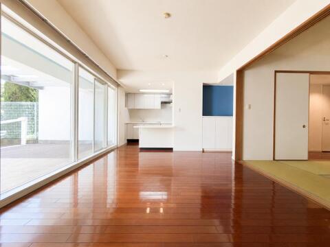 和室とつながるゆとりあるLDK。家族の団らんにふさわしい明るい住空間です。※CGにより家具を消してあります