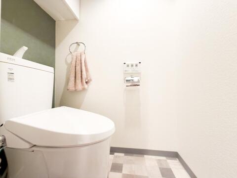 清潔感のあるトイレ空間。シンプルで使いやすい仕様です。