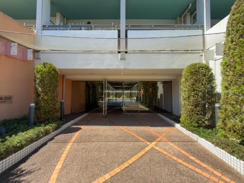 植栽が彩る落ち着いたエントランス。住まう方を上品に迎える共用空間です。