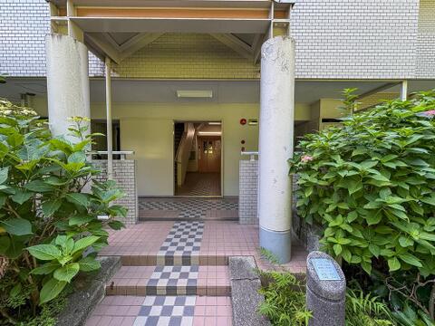 マンションに住まう人をいつも暖かく迎えてくれるような、優しい温もりが漂っています